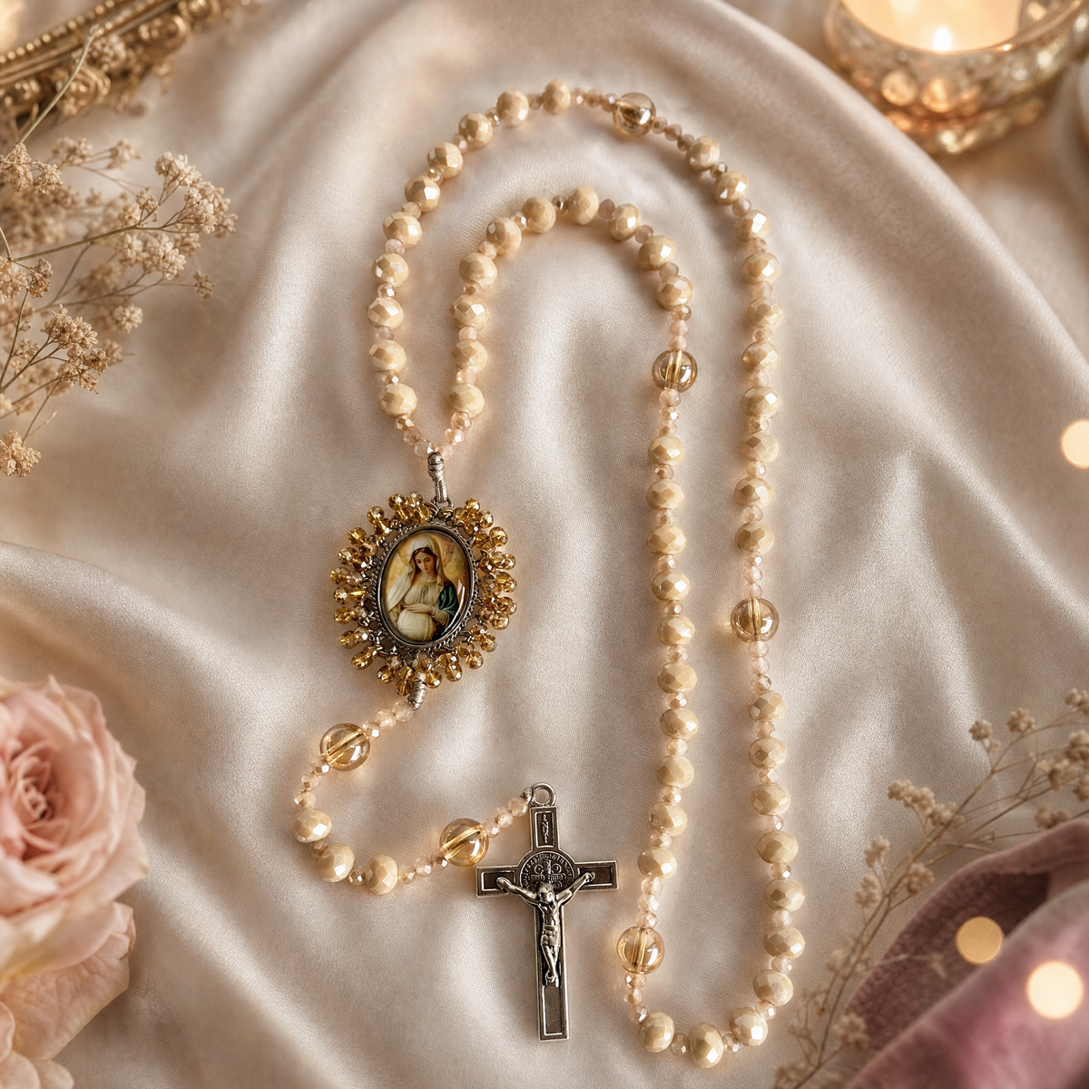 Rosario recamado champán con medalla de la Virgen sobre seda