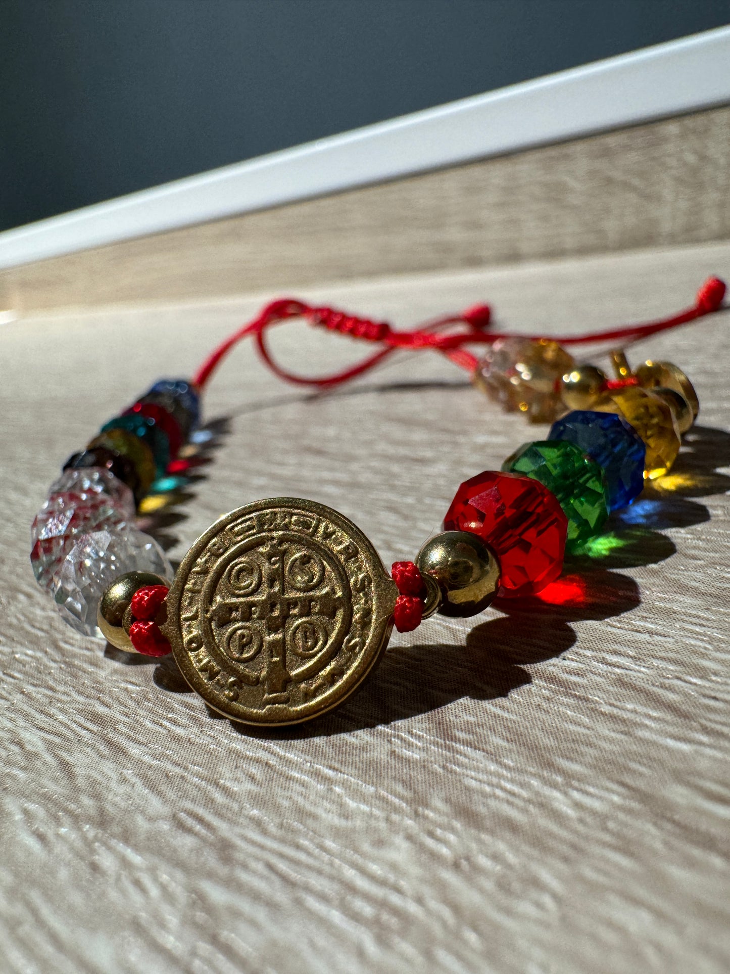 Pulsera San Benito – Un escudo de fe en tu camino