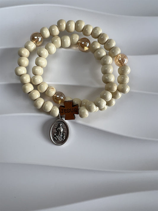 Rosario de Mano de madera y cristal color crema