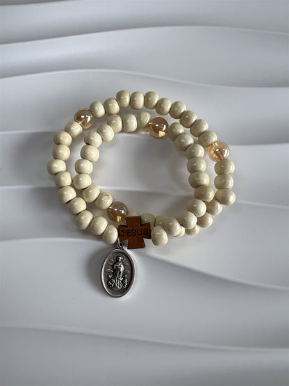 Rosario de Mano de madera y cristal color crema - detalle