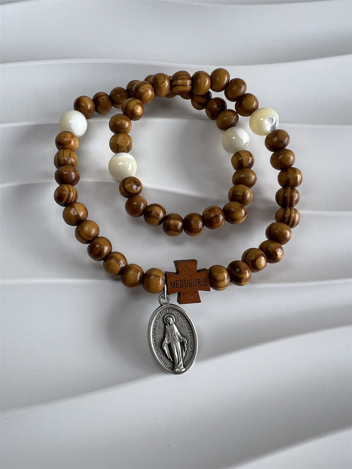 Rosario de Mano de madera y perla café claro