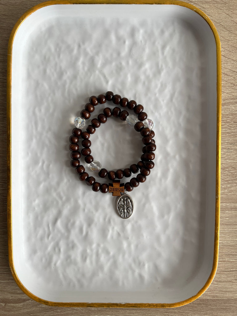 Rosario de Mano de madera y cristal café oscuro sobre bandeja