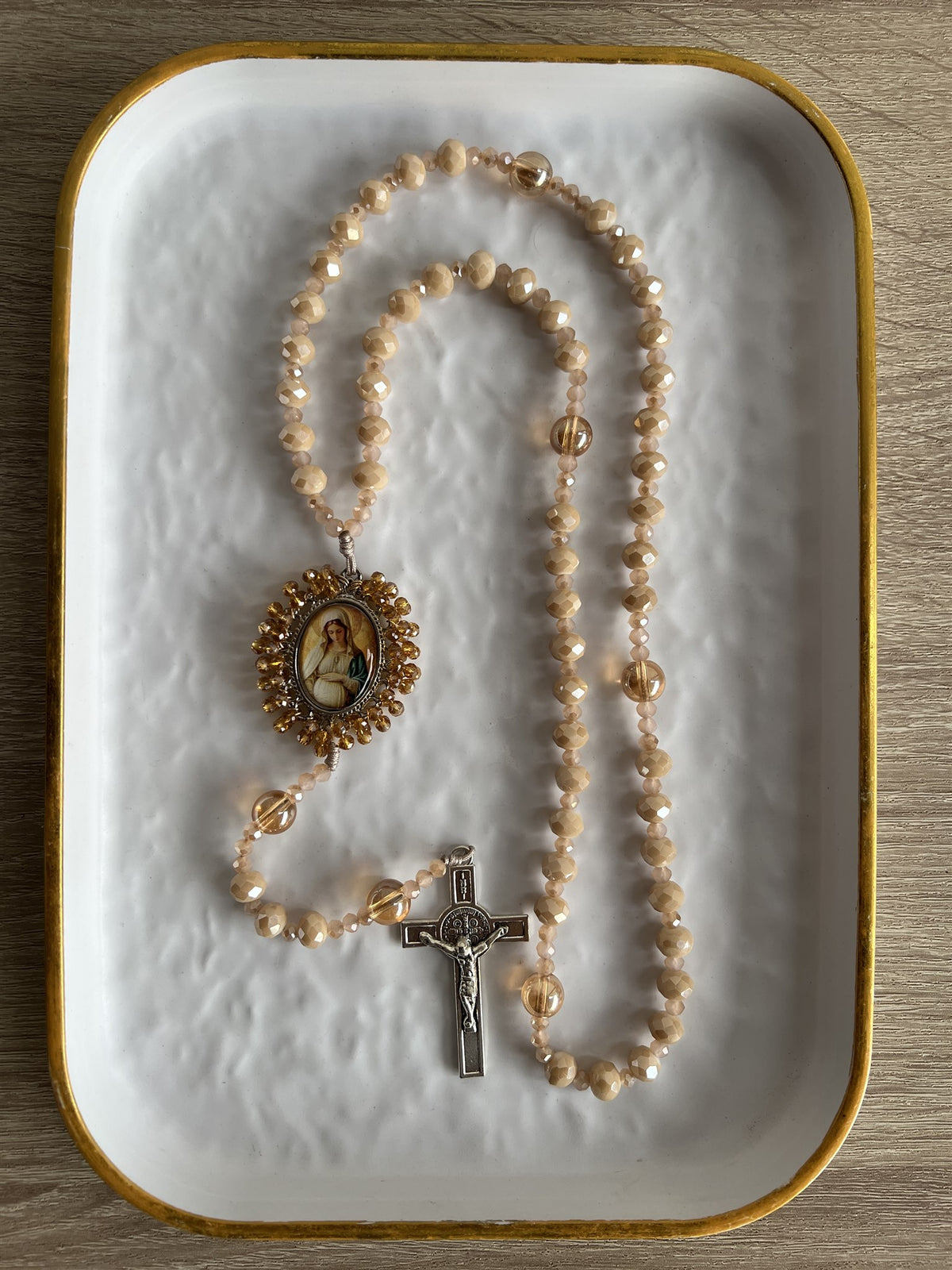 Rosario Recamado champán con medalla de la Virgen