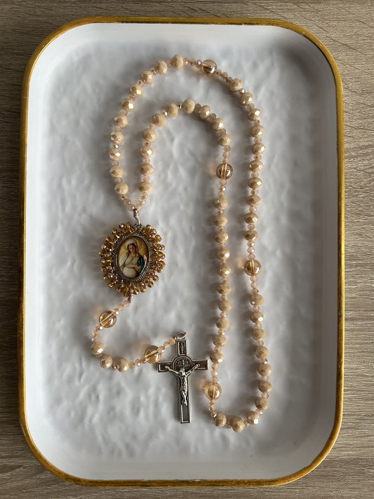 Rosario Recamado champán con medalla de la Virgen