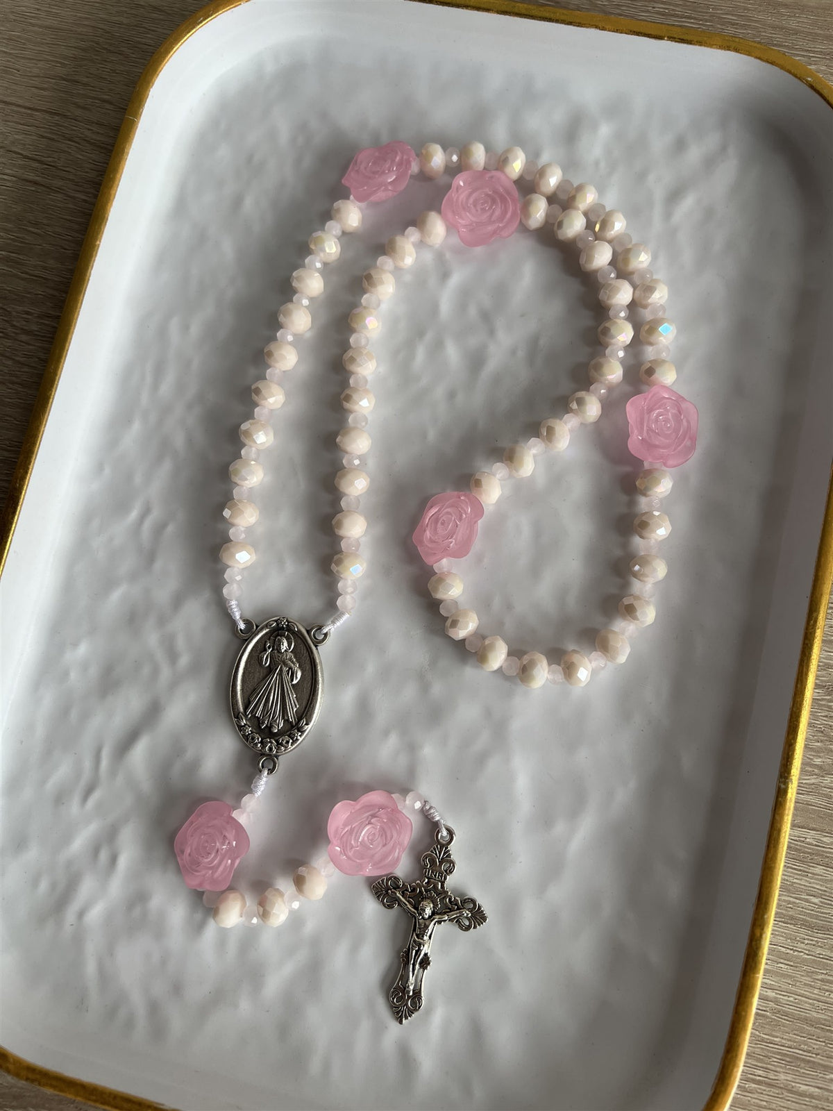 Rosario Tradicional de perla rosada con rosas